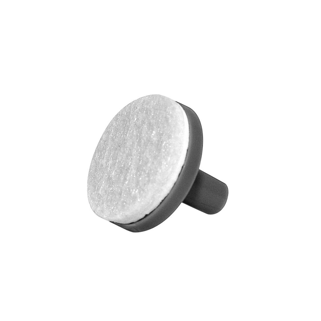 Una manopola grigia con una superficie rotonda in feltro grigio chiaro.