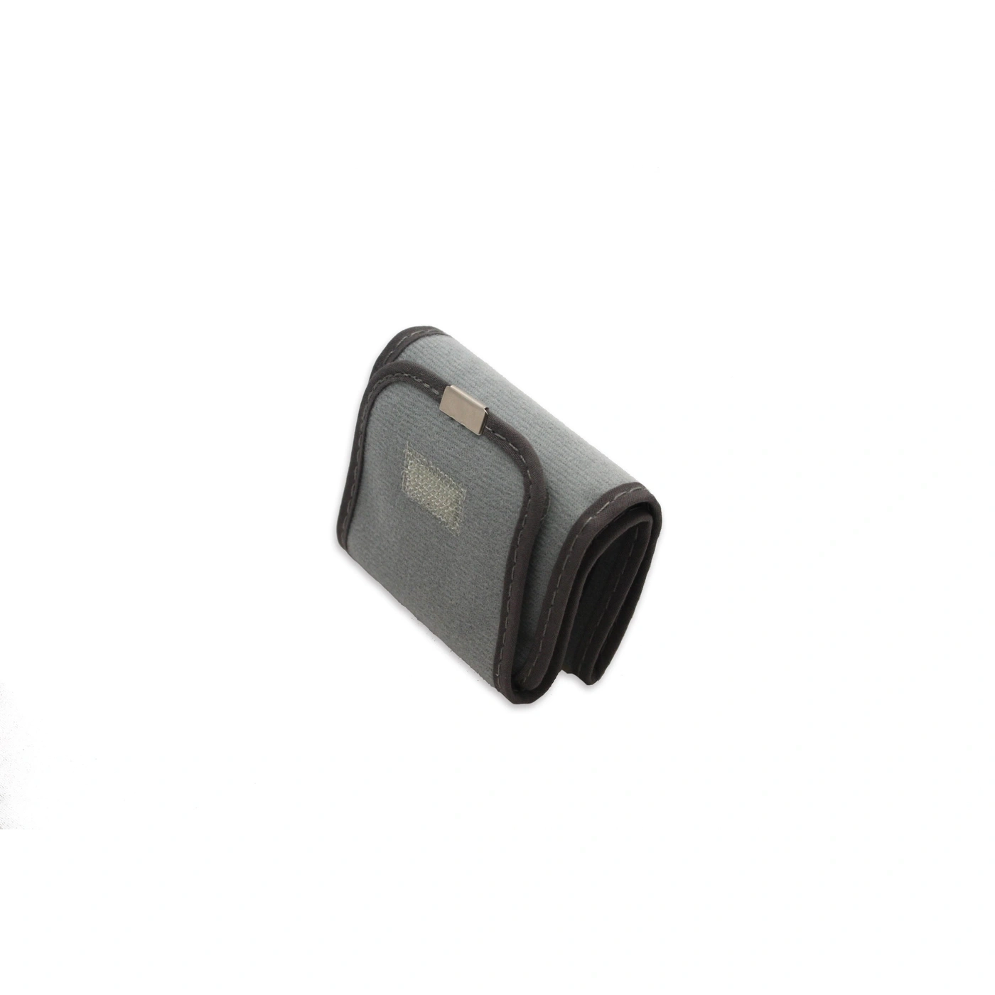 Custodia in tessuto grigio con clip argentata e bordo scuro.