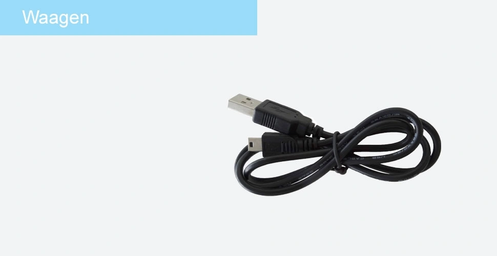 Schwarzes USB-Kabel, das sich auf weißem Hintergrund kräuselt.
