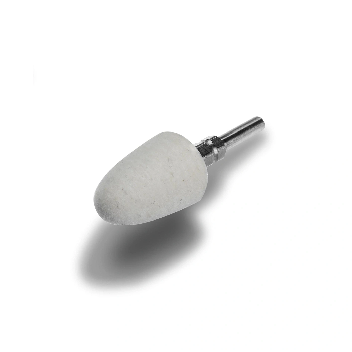 Pietra abrasiva a forma di cono con codolo metallico su sfondo bianco.