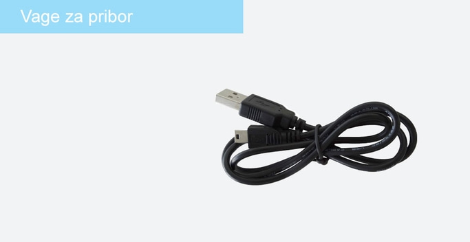 Crni USB kabel uvijen na bijeloj pozadini, za pribor, krupni plan.