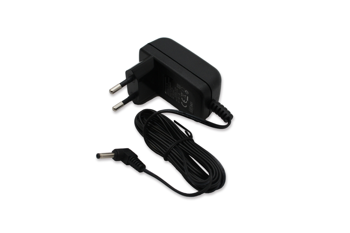 Sort strømadapter med kabel og stik på hvid baggrund