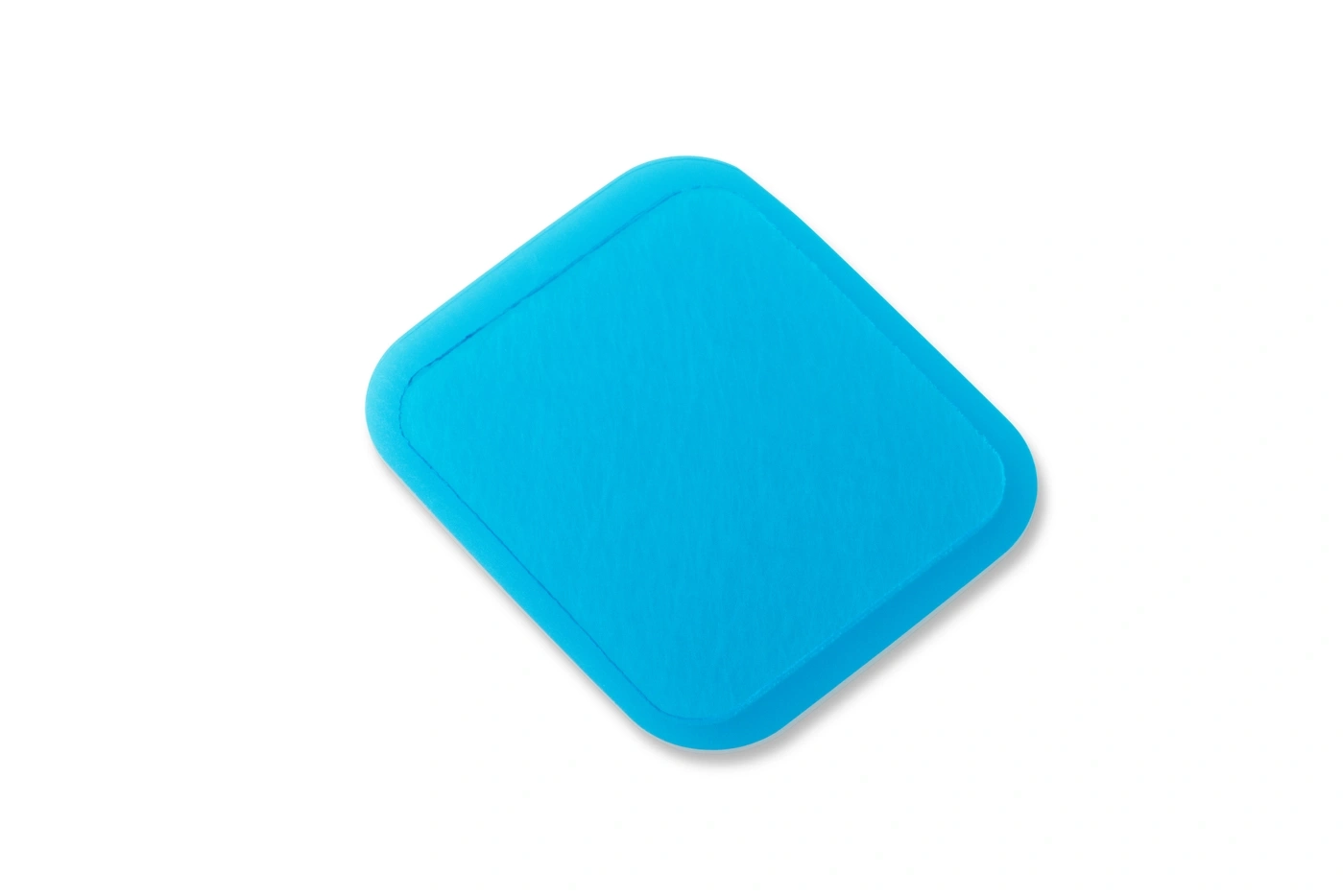 Un cuscino blu, quadrato con angoli arrotondati su sfondo bianco.